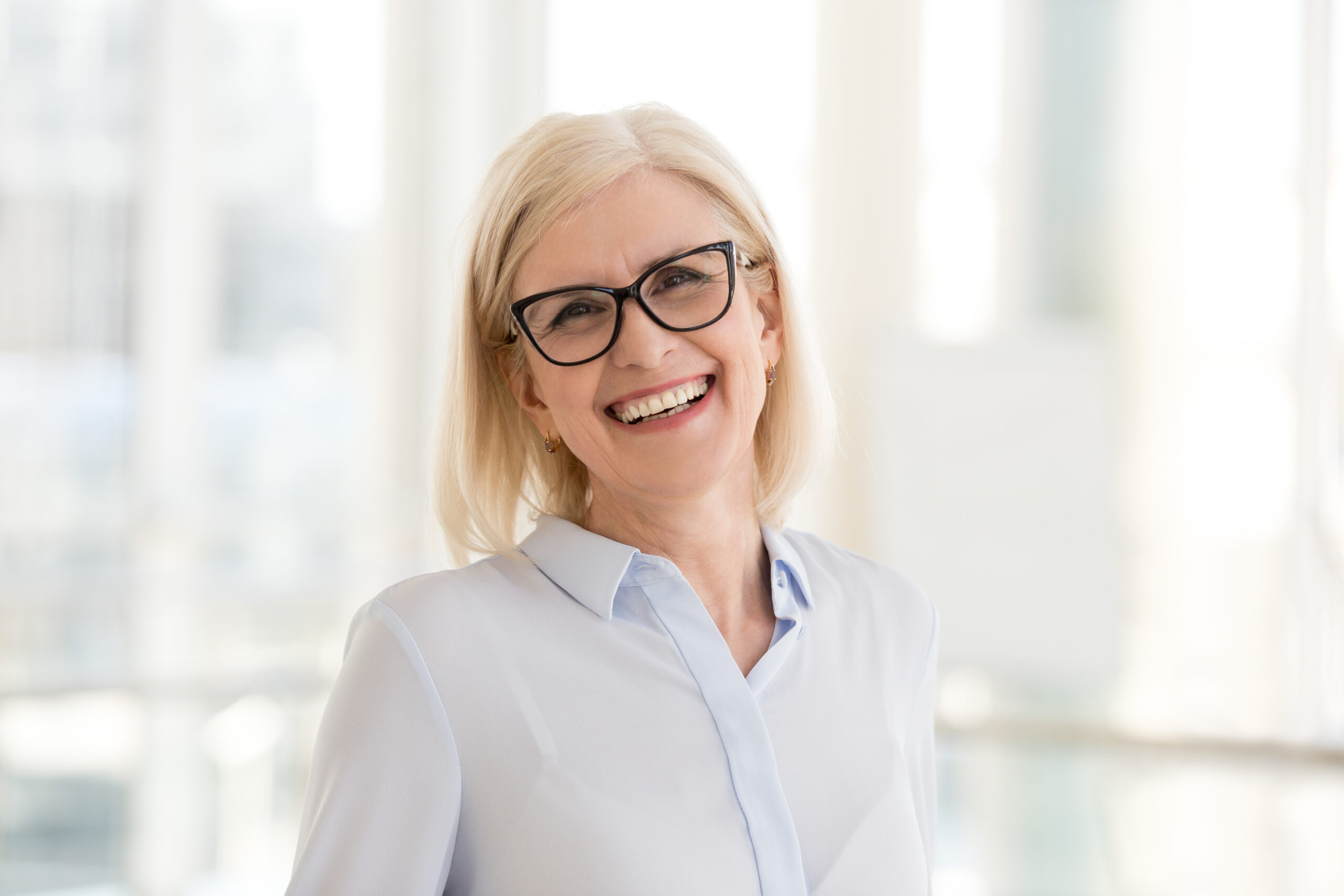 Eine lachende Frau mittleren Alters